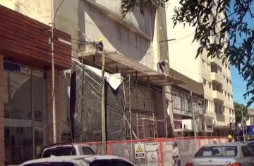 Trabajan en la fachada del ex Cine Gran Sud