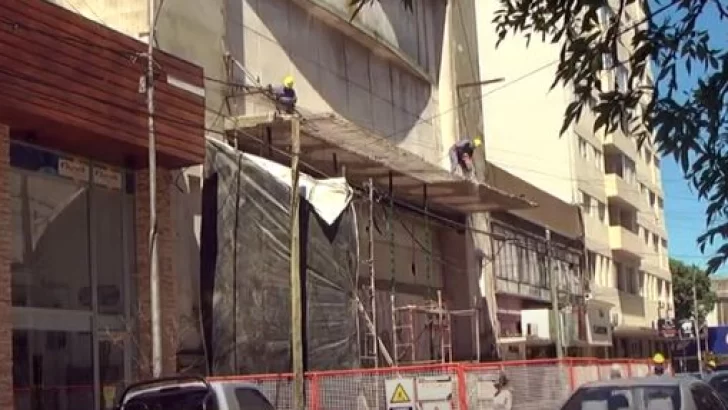 Trabajan en la fachada del ex Cine Gran Sud