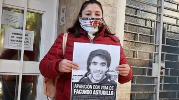 Hallan ropa y una mochila e investigan si son de Facundo Astudillo Castro