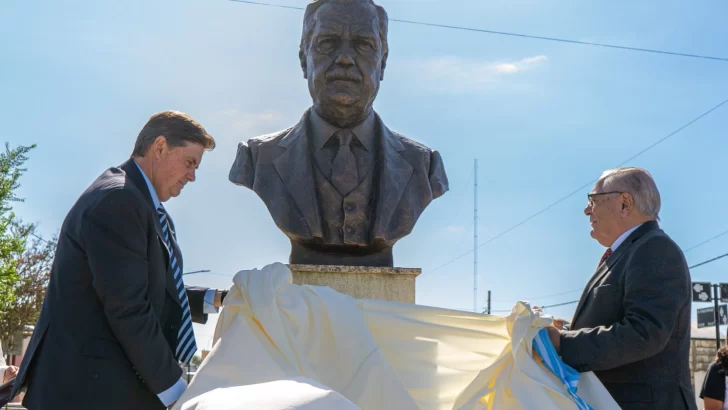 Entronizaron el busto de Raúl Alfonsín en San Cayetano