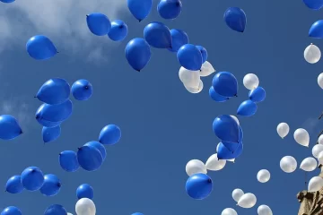 Suelta de globos en homenaje a la oficial Belén Corvalán