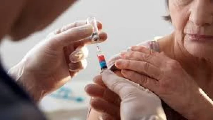 Adultos mayores postergan la vacuna antigripal a la espera de la del Covid