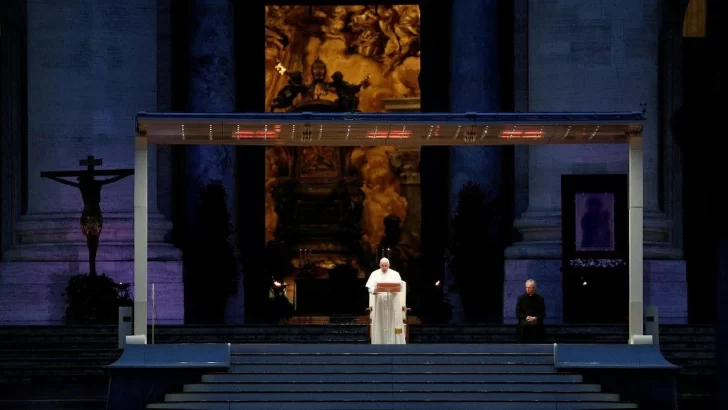 El papa Francisco rezó por el fin de la pandemia y advirtió que “nadie se salva solo”