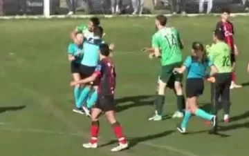 Video: salvaje agresión de un jugador de fútbol a una árbitra