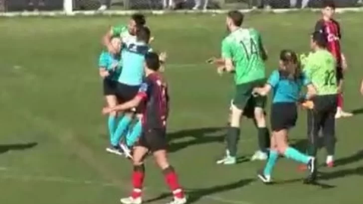 Video: salvaje agresión de un jugador de fútbol a una árbitra