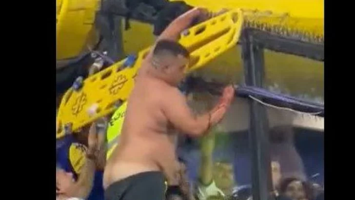Video: un hincha de Boca cayó desde la tribuna y quedó enganchado en un alambre de púas