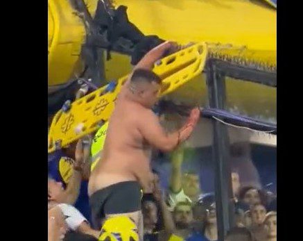 Video: un hincha de Boca cayó desde la tribuna y quedó enganchado en un alambre de púas