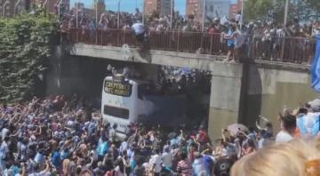 Locura: dos hinchas se tiraron de un puente para colarse en el micro de la Selección argentina