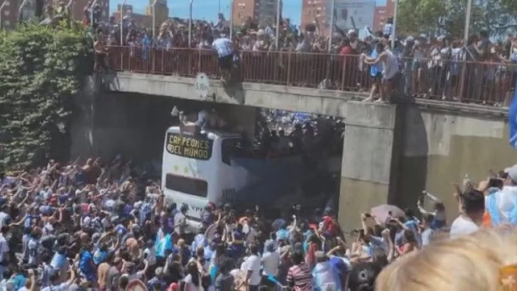 Locura: dos hinchas se tiraron de un puente para colarse en el micro de la Selección argentina