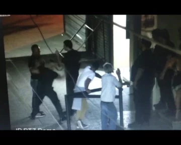 Video: brutal ataque de “patovica” en la puerta de un boliche