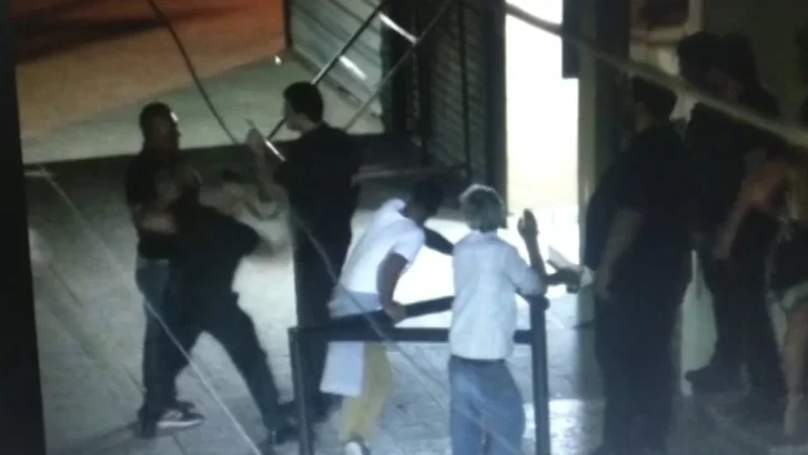 Video: brutal ataque de “patovica” en la puerta de un boliche