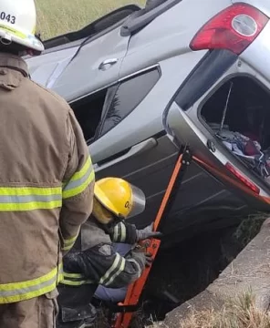 Falleció una mujer al volcar con su camioneta en la ruta 226