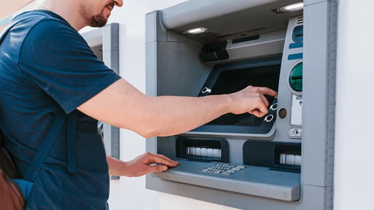 A partir del 1 de abril ya no será gratuito sacar dinero de cajeros automáticos