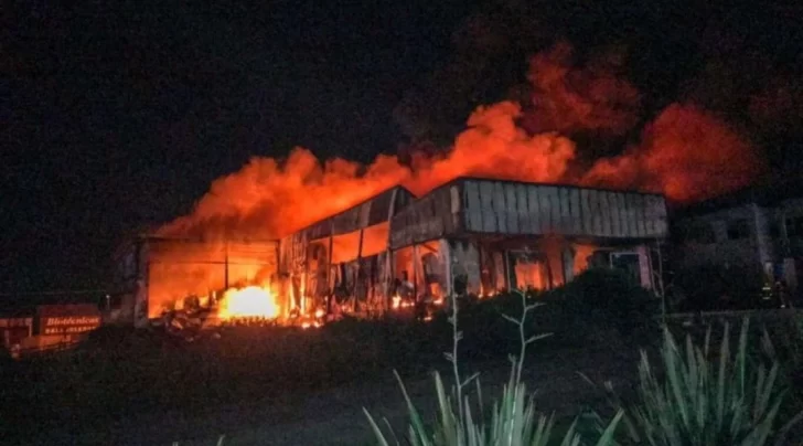 Un incendio destruyó una planta de chacinados de la empresa Cagnoli en Tandil