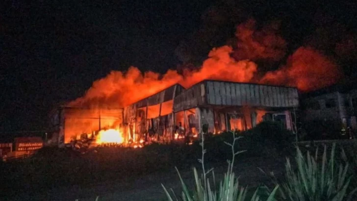 Un incendio destruyó una planta de chacinados de la empresa Cagnoli en Tandil