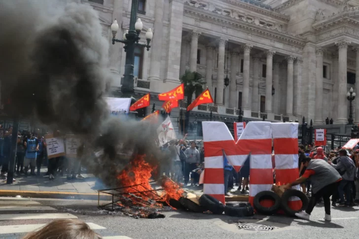 Tensión e incidentes en la puerta del Congreso en medio de la discusión el acuerdo con el FMI