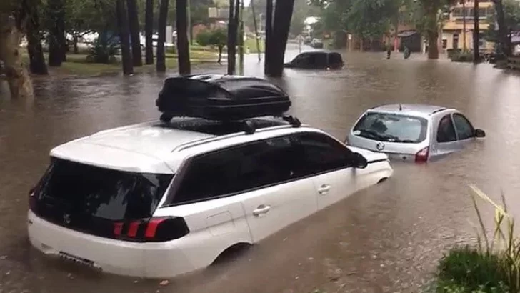 Temporal en Pinamar: cayeron 200 milímetros y muchos autos fueron arrastrados por el agua