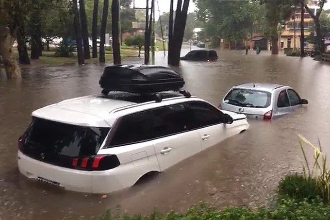 Temporal en Pinamar: cayeron 200 milímetros y muchos autos fueron arrastrados por el agua
