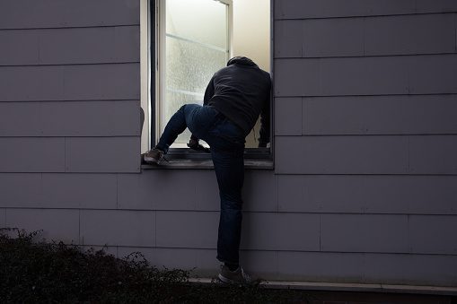 Lo detienen cuando intentaba ingresar a una casa por la ventana