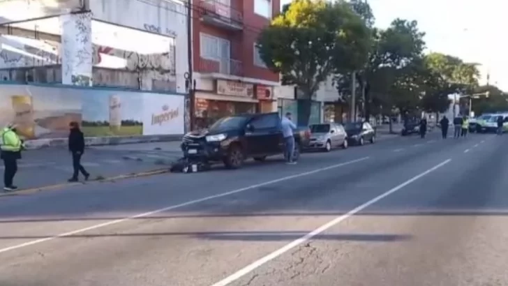 Cruzó un semáforo en rojo, chocó a una moto e intentó “coimear” a la policía