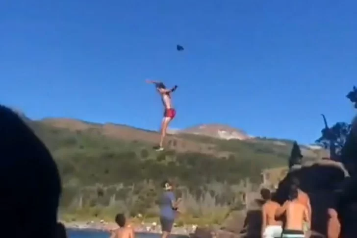 Video: un joven se tiró a un lago desde unos 15 metros y cayó contra las rocas