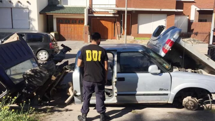 Secuestran dos camionetas robadas al dar con un desarmadero