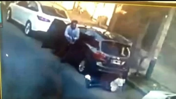 Video: un ingeniero mató a un ladrón que quiso robarle el auto, estacionó y se fue al trabajo