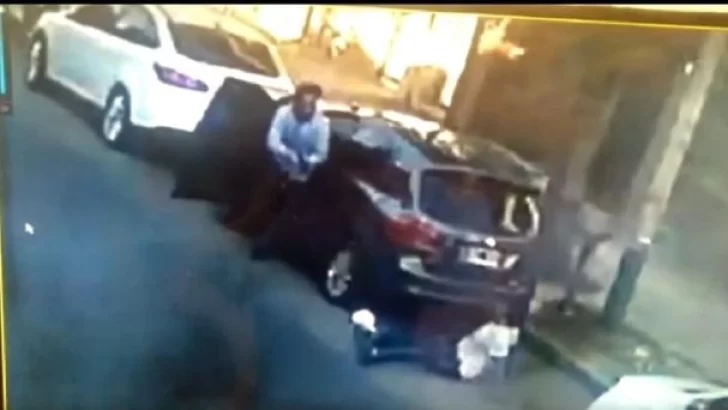 Video: un ingeniero mató a un ladrón que quiso robarle el auto, estacionó y se fue al trabajo