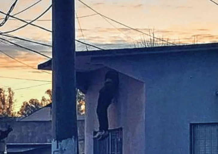 Quiso entrar a robar una casa, quedó atrapado entre las rejas y murió ahogado