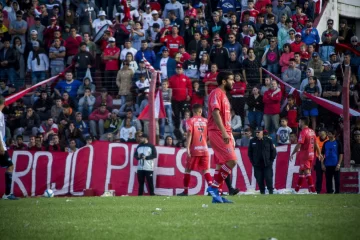 Felices pascuas: Mataderos se quedó con el clásico y la punta