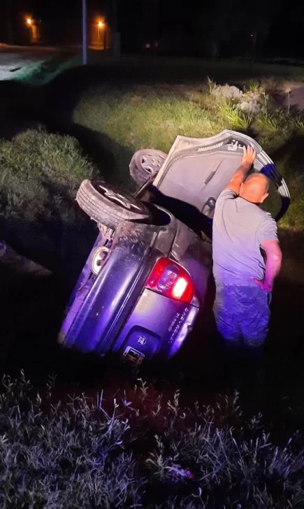 Un auto despistó  y culminó en una alcantarilla