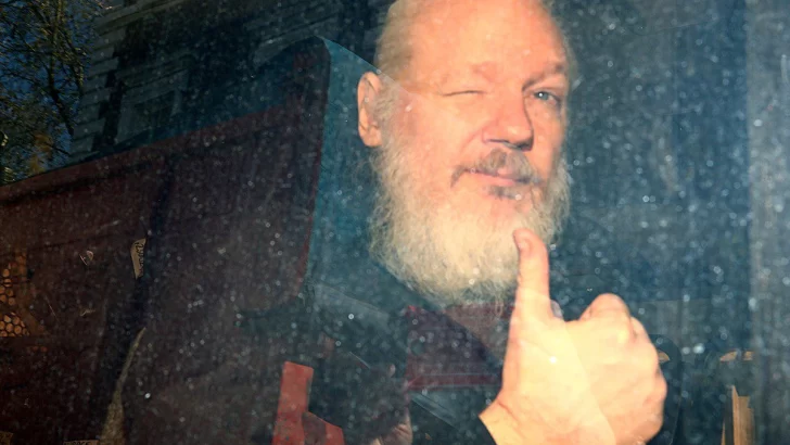 Arrestaron al fundador de Wikileaks Julian Assange en Londres