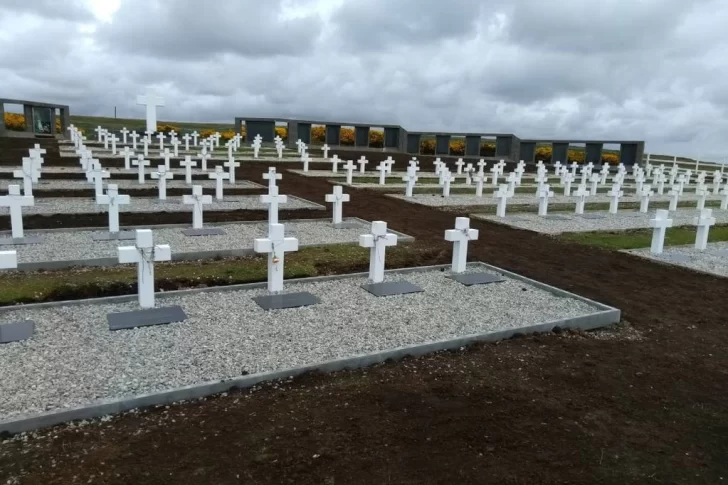 Comienzan los trabajos forenses en una tumba colectiva en el cementerio de Darwin