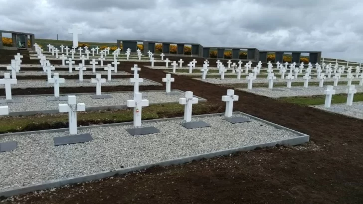 Equipo de forenses llegó a Malvinas para nuevos trabajos de identificación de restos de soldados