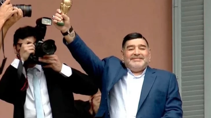 Alberto Fernández se reunió con Maradona, quien saludó desde el balcón y criticó a Macri