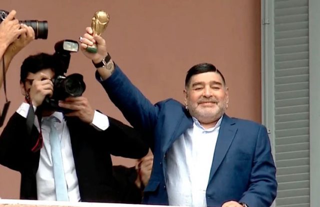 Alberto Fernández se reunió con Maradona, quien saludó desde el balcón y criticó a Macri