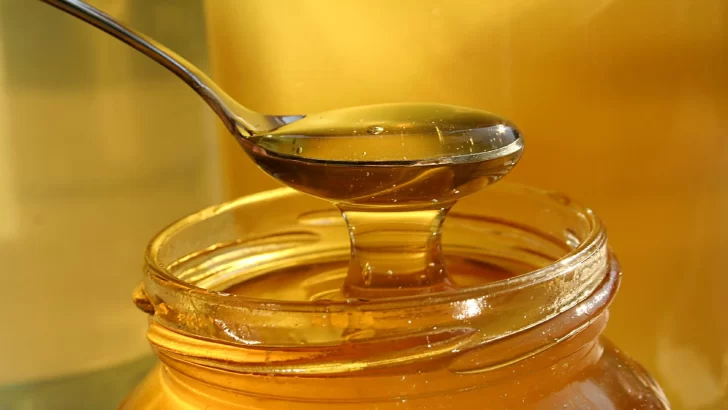 La ANMAT prohibió un aceite de oliva, una miel y un producto para el cabello
