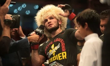 Contundente triunfo de Khabib en su regreso a la UFC: le ganó por sumisión a Gaethje y defendió su título de peso ligero