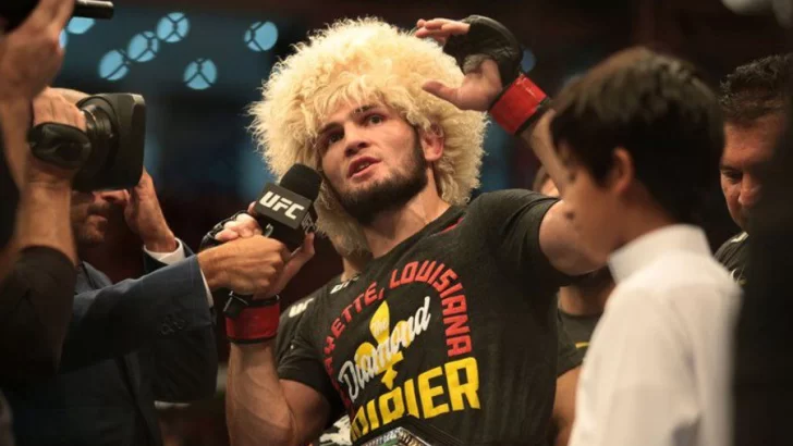 Contundente triunfo de Khabib en su regreso a la UFC: le ganó por sumisión a Gaethje y defendió su título de peso ligero