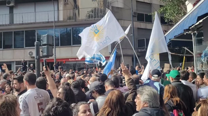 Pese a las vallas, miles de personas se movilizan a la esquina del departamento de Cristina Kirchner
