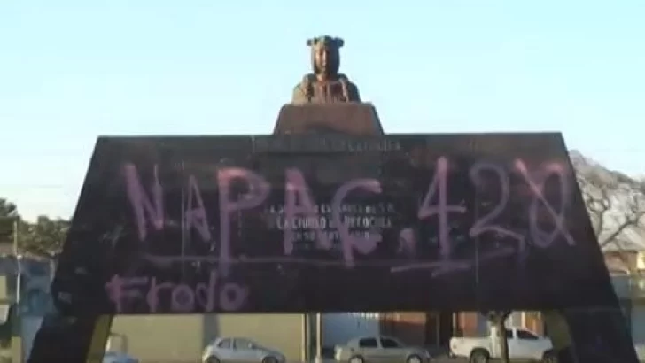 Otro monumento histórico arruinado por pinturas