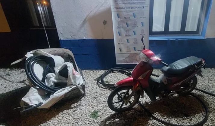 Robó cables y escapó en una moto con pedido de secuestro