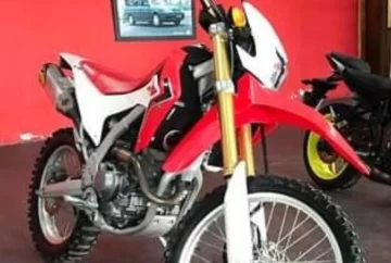 Presionado por allanamientos, decidió entregar una costosa moto robada en Quequén