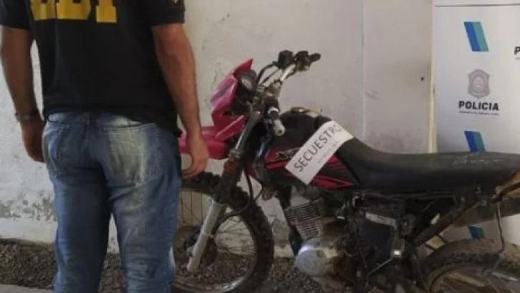 Secuestran una moto robada tras varios allanamientos