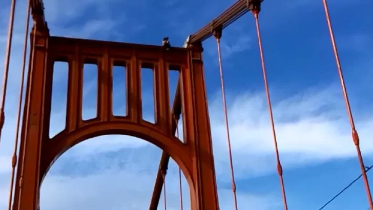 Anticipo: una mujer amenaza con arrojarse de la parte más alta del Puente Colgante
