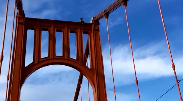 Anticipo: una mujer amenaza con arrojarse de la parte más alta del Puente Colgante