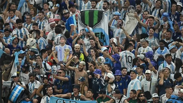 Los hinchas acompañan a la Selección argentina en el estadio Lusail en el partido clave ante México