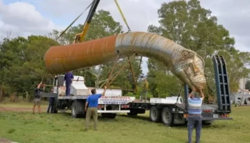 Instalan en Tandil una gigantesca réplica de un dinosaurio