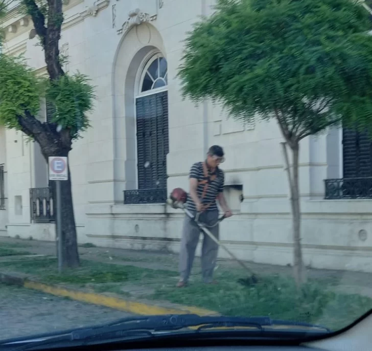 Un intendente se puso las alpargatas y salió a cortar el pasto del municipio