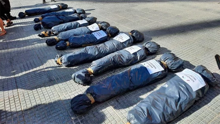 Repudio del oficialismo ante la protesta con bolsas mortuorias en Casa Rosada